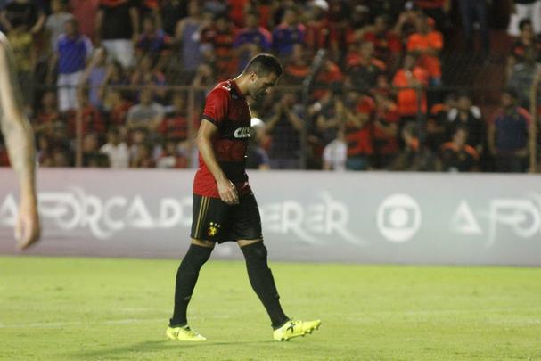 No segundo tempo, mesmo com um jogador a menos, Sport se superou e foi melhor que o Vasco. Houve, porm, mais polmica com a arbitragem. Sandro Meira Ricci marcou penlti para o Leo, mas voltou atrs aps falar com um de seus assistentes. A deciso revoltou os rubro-negros. Mesmo assim, o empate veio, com Andr, que marcou de cabea