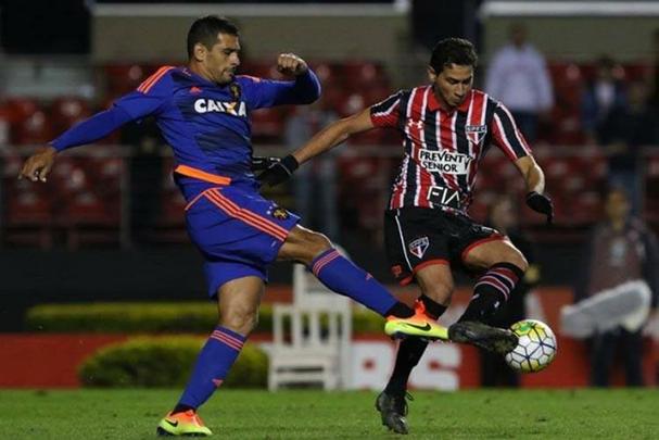 23/6/2016 - Foram precisos 18 jogos de espera. Mas enfim, na noite do dia 23 de junho de 2016, aps 17 derrotas consecutivas, o Sport conseguiu pontuar contra o So Paulo, na capital paulista. Com uma grande atuao do sistema defensivo, os rubro-negros conseguiram segurar o 0 a 0 no Morumbi. A ltima vez que uma equipe pernambucana havia, ao menos, empatado contra o So Paulo, fora de casa, havia sido h 34 anos, quando o Nutico ficou no 1 a 1 com o Tricolor. 