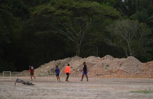 Sem local adequado para treinar, o 'Pior Time do Mundo' trabalha em campo de terra, em Paulista