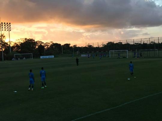 Jogadores em treinamento e concentração com o técnico Luxa