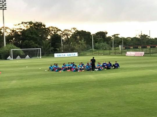 Jogadores em treinamento e concentração com o técnico Luxa