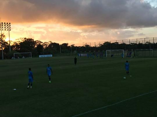 Jogadores em treinamento e concentração com o técnico Luxa