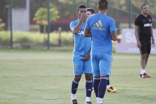Juninho se reapresentou ao tcnico Vanderlei Luxemburgo e trabalhou normalmente com o restante do elenco durante a tarde desta tera-feira