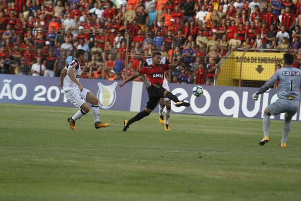 Sport e Atlético-MG realizaram uma partida equilibrada e bastante movimentada na tarde deste domingo, na Ilha do Retiro
