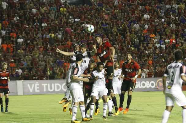 Sport e Atlético-MG realizaram uma partida equilibrada e bastante movimentada na tarde deste domingo, na Ilha do Retiro