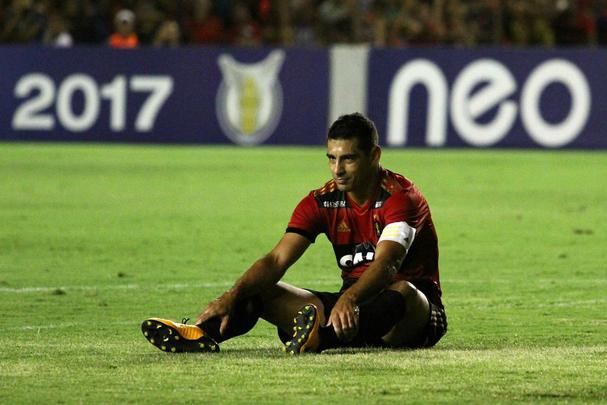 Ricardo Oliveira marcou o primeiro gol do jogo logo no início do primeiro tempo, mas Rogério saiu do banco para empatar o duelo. 