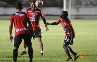 Jogadores colombianos treinaram na noite desta tera-feira, no estdio do Arruda. O Junior Barranquilla ser o adversrio do Sport nas quartas de final da Sul-Americana e far um treino de reconhecimento do gramado da Ilha do Retiro nesta quarta-feira, vspera do confronto.