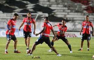 Jogadores colombianos treinaram na noite desta tera-feira, no estdio do Arruda. O Junior Barranquilla ser o adversrio do Sport nas quartas de final da Sul-Americana e far um treino de reconhecimento do gramado da Ilha do Retiro nesta quarta-feira, vspera do confronto.