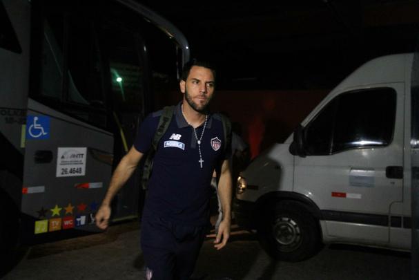 Pela primeira vez na histria, Leo avanou to longe em uma competio internacional e, no em vo, torcida fez seu papel na Ilha