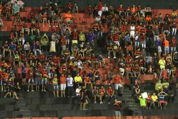 Pela primeira vez na histria, Leo avanou to longe em uma competio internacional e, no em vo, torcida fez seu papel na Ilha