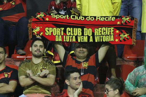 Pela primeira vez na histria, Leo avanou to longe em uma competio internacional e, no em vo, torcida fez seu papel na Ilha