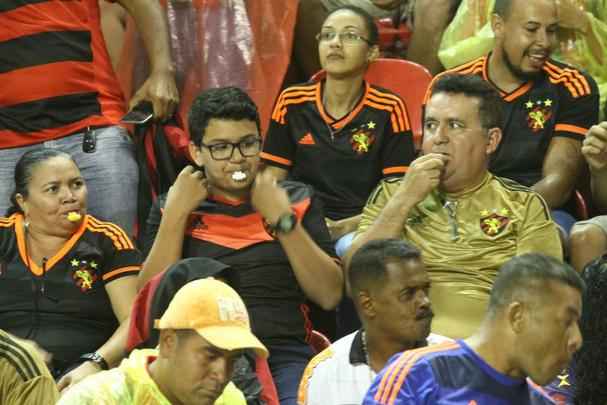 Pela primeira vez na histria, Leo avanou to longe em uma competio internacional e, no em vo, torcida fez seu papel na Ilha