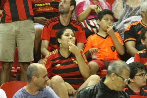 Pela primeira vez na histria, Leo avanou to longe em uma competio internacional e, no em vo, torcida fez seu papel na Ilha