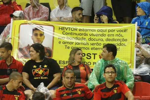 Pela primeira vez na histria, Leo avanou to longe em uma competio internacional e, no em vo, torcida fez seu papel na Ilha