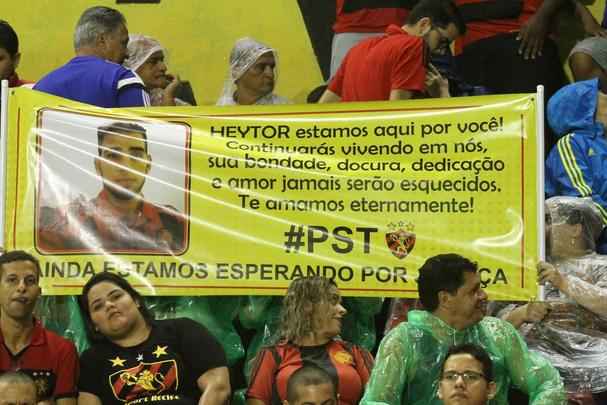 Pela primeira vez na histria, Leo avanou to longe em uma competio internacional e, no em vo, torcida fez seu papel na Ilha