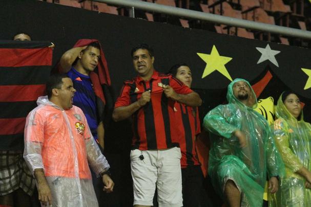 Pela primeira vez na histria, Leo avanou to longe em uma competio internacional e, no em vo, torcida fez seu papel na Ilha