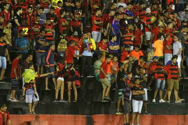 Pela primeira vez na histria, Leo avanou to longe em uma competio internacional e, no em vo, torcida fez seu papel na Ilha