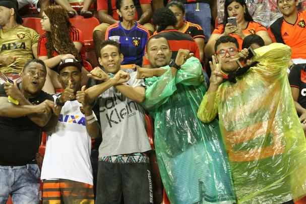 Pela primeira vez na histria, Leo avanou to longe em uma competio internacional e, no em vo, torcida fez seu papel na Ilha