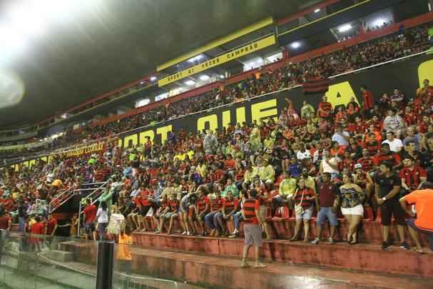 Pela primeira vez na histria, Leo avanou to longe em uma competio internacional e, no em vo, torcida fez seu papel na Ilha