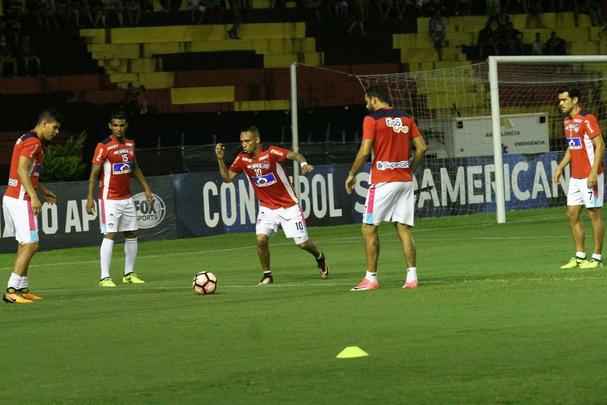 Pela primeira vez na histria, Leo avanou to longe em uma competio internacional e, no em vo, torcida fez seu papel na Ilha