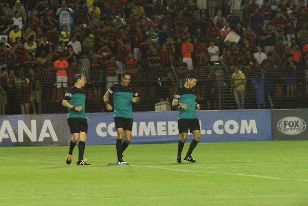 Pela primeira vez na histria, Leo avanou to longe em uma competio internacional e, no em vo, torcida fez seu papel na Ilha