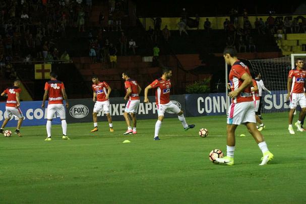 Pela primeira vez na histria, Leo avanou to longe em uma competio internacional e, no em vo, torcida fez seu papel na Ilha