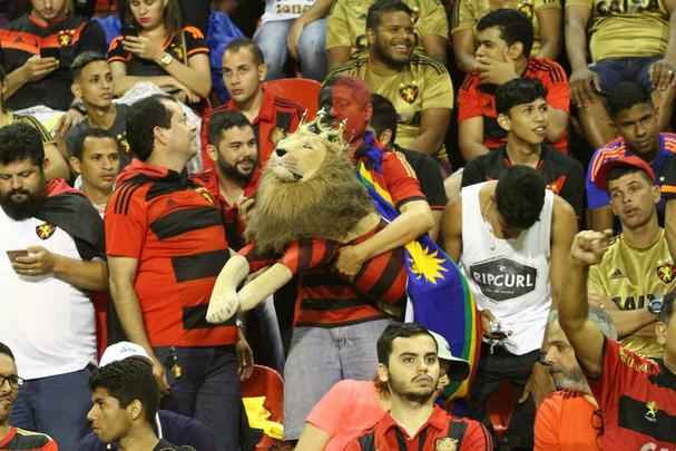 Pela primeira vez na histria, Leo avanou to longe em uma competio internacional e, no em vo, torcida fez seu papel na Ilha