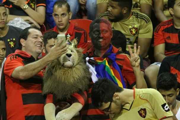 Pela primeira vez na histria, Leo avanou to longe em uma competio internacional e, no em vo, torcida fez seu papel na Ilha