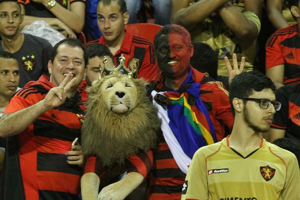 Pela primeira vez na histria, Leo avanou to longe em uma competio internacional e, no em vo, torcida fez seu papel na Ilha