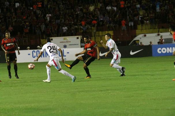Pela primeira vez na histria, Leo avanou to longe em uma competio internacional e, no em vo, torcida fez seu papel na Ilha