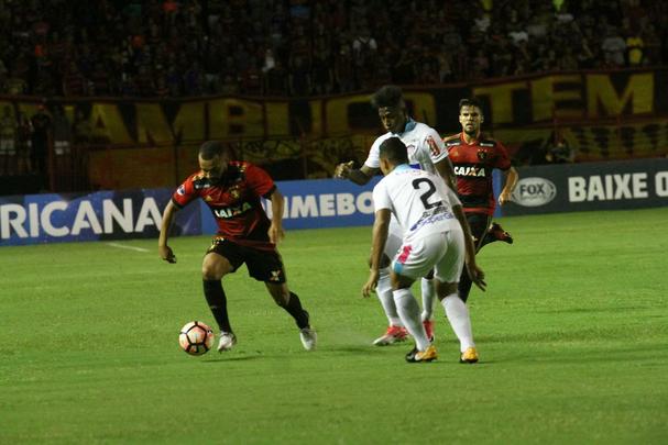 Pela primeira vez na histria, Leo avanou to longe em uma competio internacional e, no em vo, torcida fez seu papel na Ilha