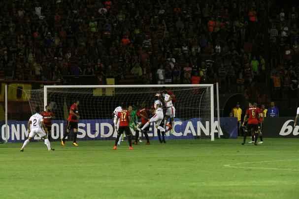 Pela primeira vez na histria, Leo avanou to longe em uma competio internacional e, no em vo, torcida fez seu papel na Ilha