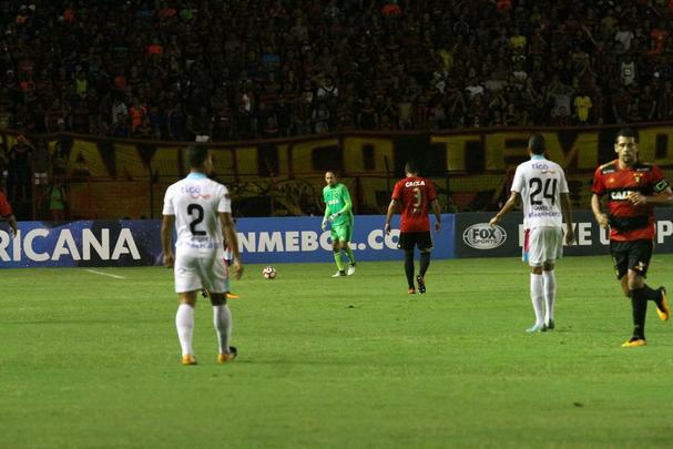 Pela primeira vez na histria, Leo avanou to longe em uma competio internacional e, no em vo, torcida fez seu papel na Ilha