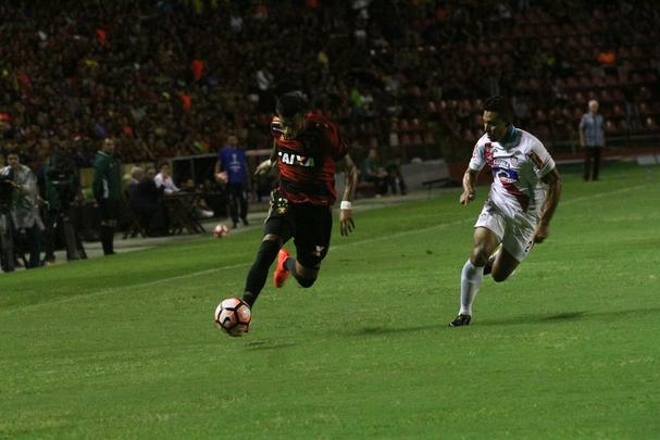 Pela primeira vez na histria, Leo avanou to longe em uma competio internacional e, no em vo, torcida fez seu papel na Ilha