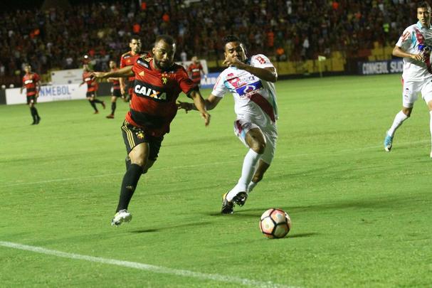 Pela primeira vez na histria, Leo avanou to longe em uma competio internacional e, no em vo, torcida fez seu papel na Ilha