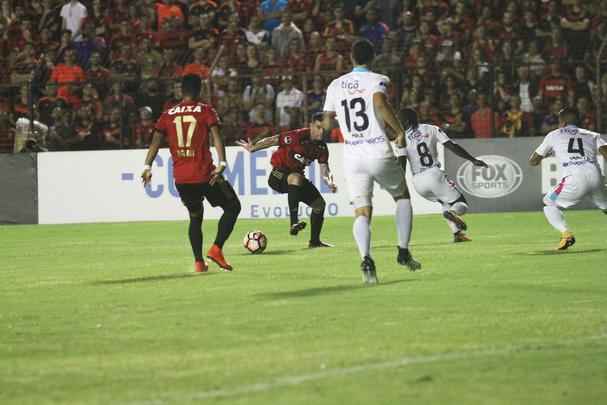 Pela primeira vez na histria, Leo avanou to longe em uma competio internacional e, no em vo, torcida fez seu papel na Ilha