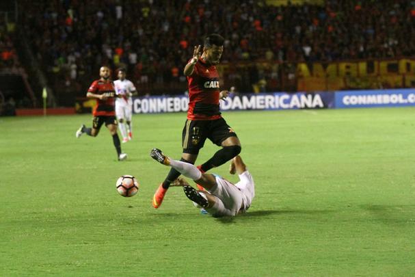 Pela primeira vez na histria, Leo avanou to longe em uma competio internacional e, no em vo, torcida fez seu papel na Ilha