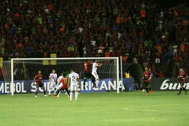 Pela primeira vez na histria, Leo avanou to longe em uma competio internacional e, no em vo, torcida fez seu papel na Ilha
