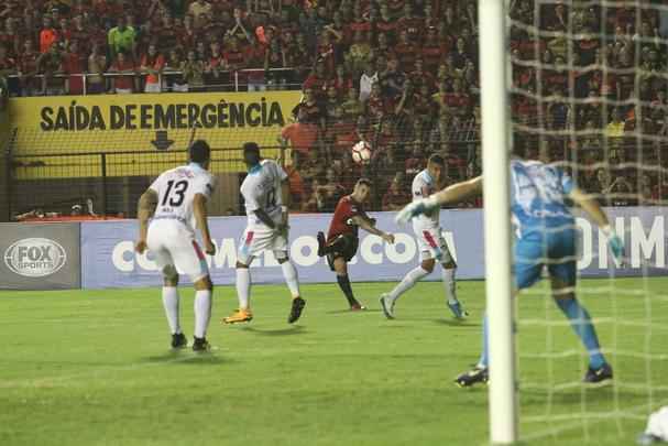 Pela primeira vez na histria, Leo avanou to longe em uma competio internacional e, no em vo, torcida fez seu papel na Ilha