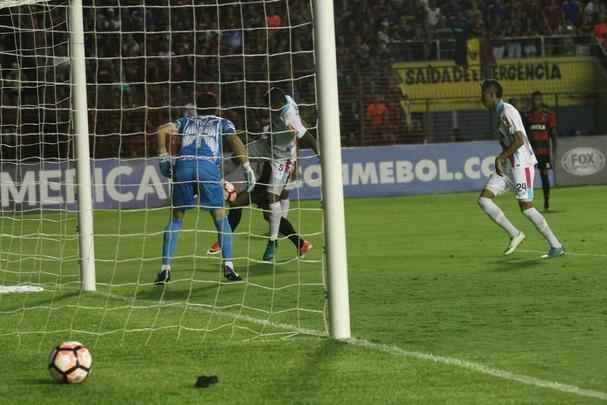 Pela primeira vez na histria, Leo avanou to longe em uma competio internacional e, no em vo, torcida fez seu papel na Ilha