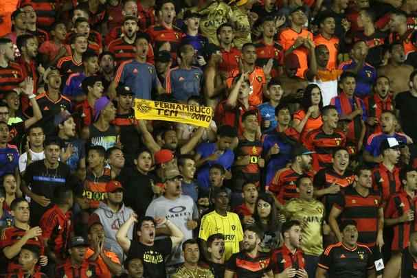 Pela primeira vez na histria, Leo avanou to longe em uma competio internacional e, no em vo, torcida fez seu papel na Ilha