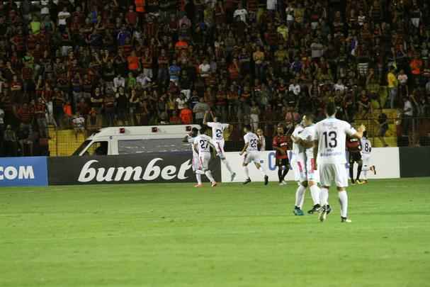 Pela primeira vez na histria, Leo avanou to longe em uma competio internacional e, no em vo, torcida fez seu papel na Ilha