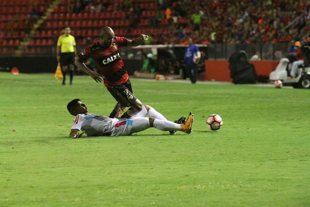 Pela primeira vez na histria, Leo avanou to longe em uma competio internacional e, no em vo, torcida fez seu papel na Ilha