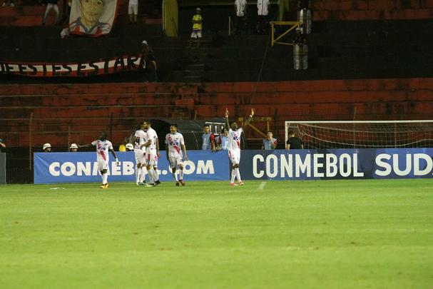 Pela primeira vez na histria, Leo avanou to longe em uma competio internacional e, no em vo, torcida fez seu papel na Ilha