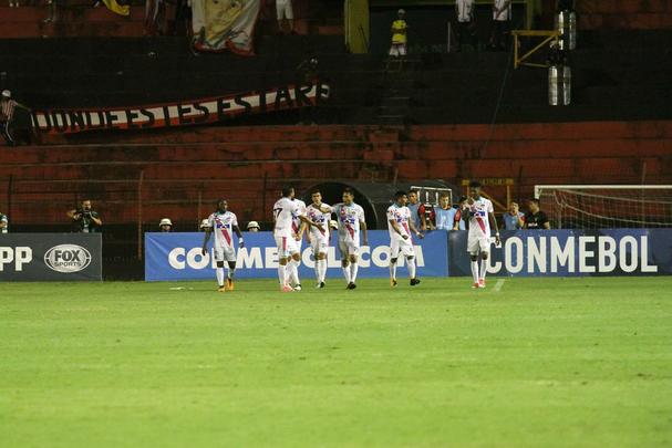 Pela primeira vez na histria, Leo avanou to longe em uma competio internacional e, no em vo, torcida fez seu papel na Ilha