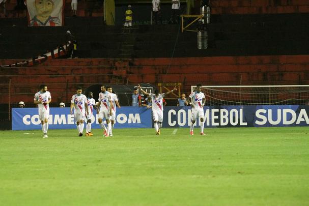 Pela primeira vez na histria, Leo avanou to longe em uma competio internacional e, no em vo, torcida fez seu papel na Ilha