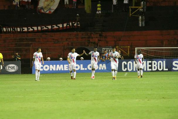 Pela primeira vez na histria, Leo avanou to longe em uma competio internacional e, no em vo, torcida fez seu papel na Ilha