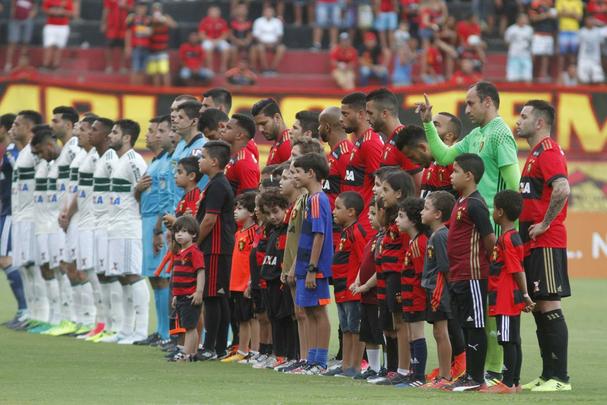 Leo e Coxa fizeram uma partida bastante movimentada e de muitos gols na tarde deste domingo, na Ilha do Retiro
