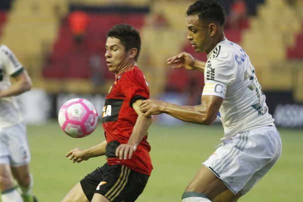Leo e Coxa fizeram uma partida bastante movimentada e de muitos gols na tarde deste domingo, na Ilha do Retiro