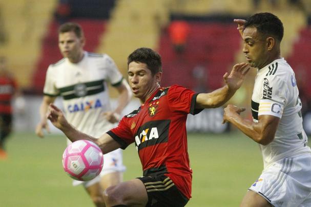 Leo e Coxa fizeram uma partida bastante movimentada e de muitos gols na tarde deste domingo, na Ilha do Retiro